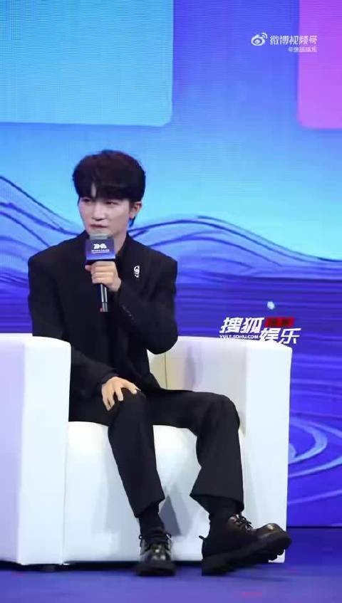 周深一路小跑挥手比心，清唱好运来