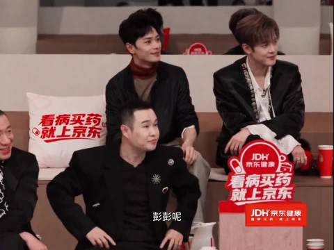 大庭广众的刘昊然怎么动手扒彭昱畅西装啊这个刘源也太调皮了