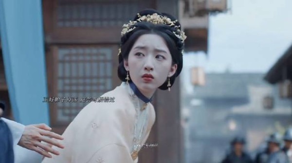 原来两人离别多年后再见的第一面,因为捡帕子错过
