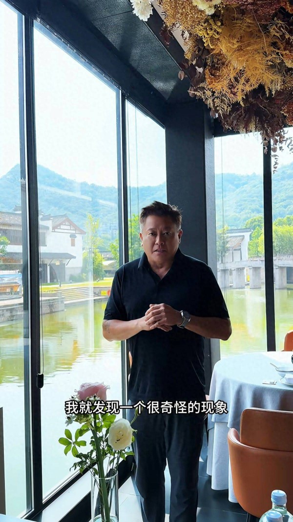 TVB前小生近况曝光，昔日型男胖到没脖子，网民担心健康劝其检查