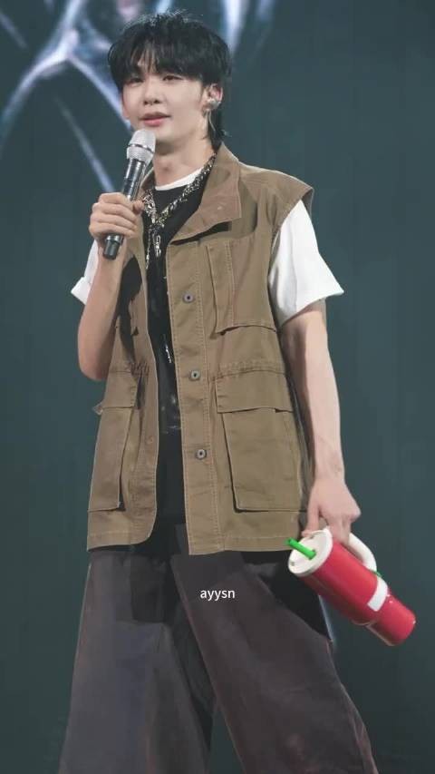 王赫野演唱会回应披哥说错话，开直播为观众唱歌