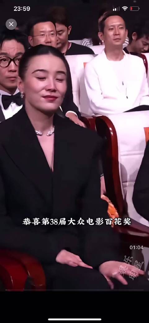 就是这个眼神 这个笑 谁这么会切镜头啊 真想给他磕个