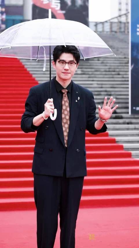 刘昊然雨天撑伞,黑西装内敛稳重气质渐显