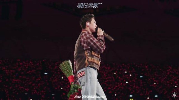 汪苏泷抢伴舞墨镜跳舞,红色亮面外套超亮眼