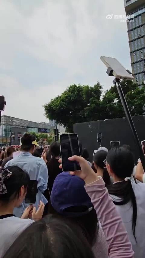 赵露思粉丝修丽可线下大合唱《有你在》 氛围好好啊