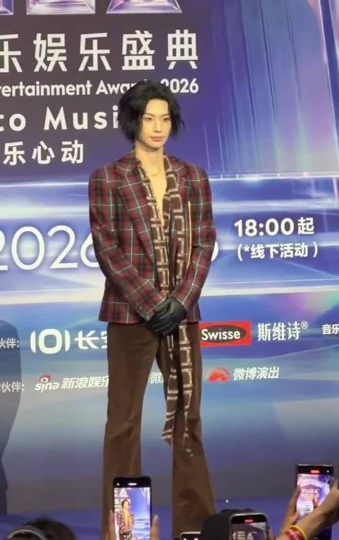 小鬼又在going了，今天也太大方了吧 这西深V快开到腰，造型大胆吸睛