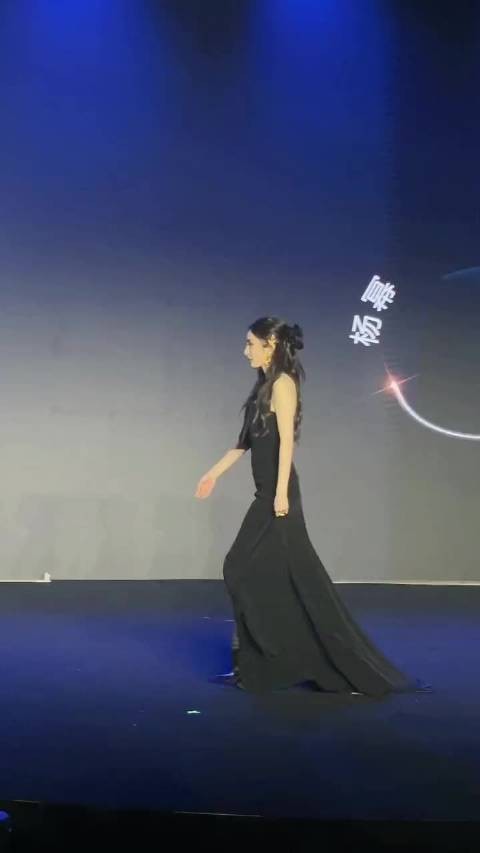 杨幂 “这死亡打光下，幂神依旧是幂神”