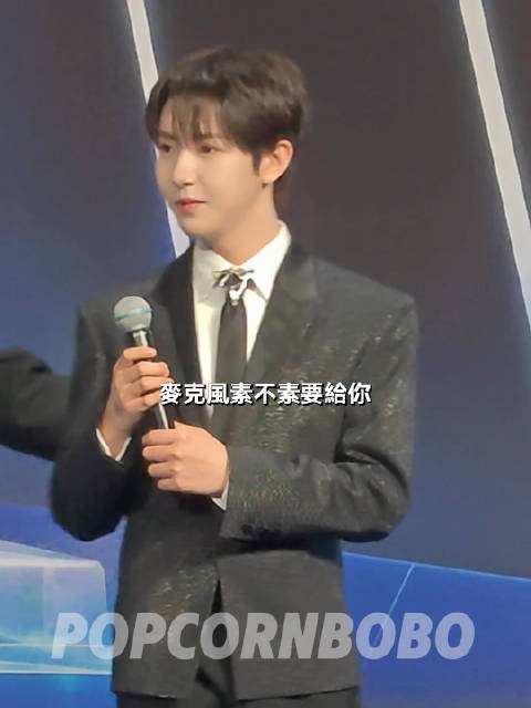 250816 TMEA 紅毯 有一個笨蛋小喵哈哈哈哈 「麥克風素不素要給你~~~」
