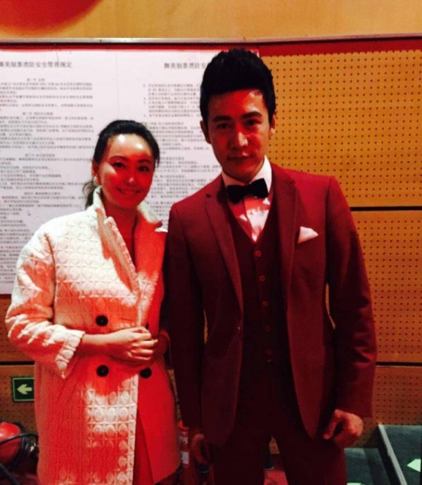 艺术行业从业者杨简浓与演员陆毅后台合影 文艺交流碰撞多元审美