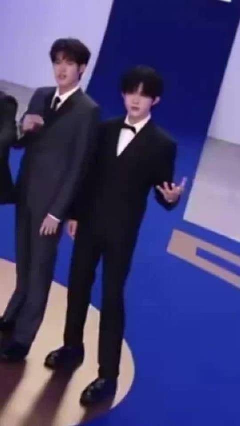谁给苏新皓想的pose,老绷家也没绷住哈哈哈哈哈哈