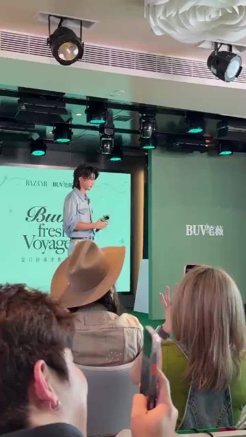 蔡徐坤亮相BUV笔薇活动,牛仔套装搭配珠宝显高级感