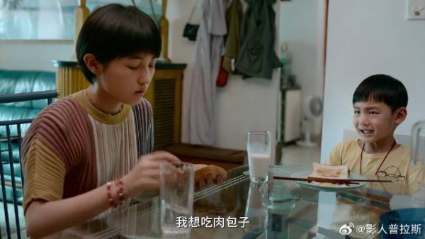 姐姐独自照顾弟弟 不料一顿早饭,直接把姐姐整头大了