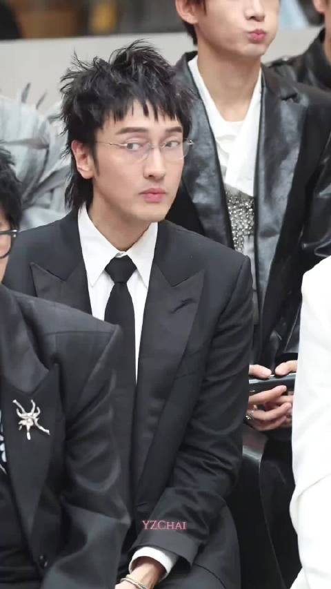 就喜欢看王传君接受采访的样子,懵懵哒哈哈哈哈哈哈哈哈哈哈哈哈