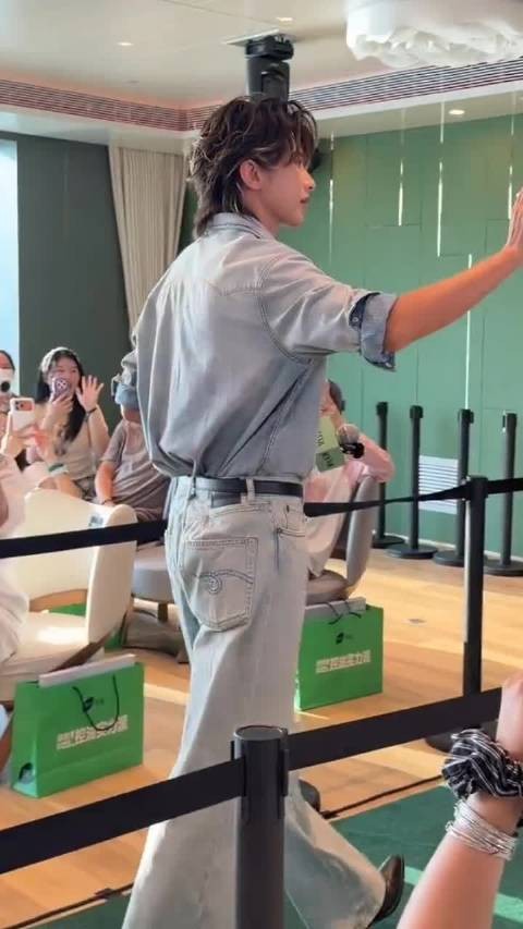 真抱歉我爱你好久 蔡徐坤代言buv小绿泥