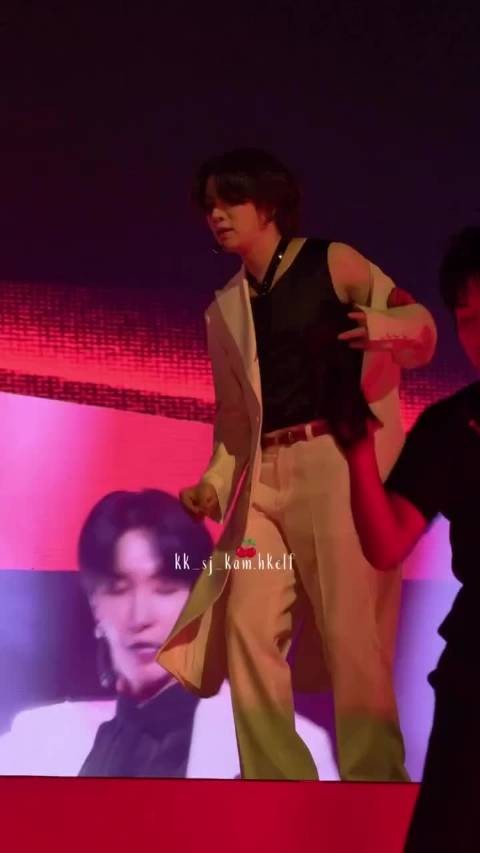 跳舞时候台下粉丝尖叫 希澈偷笑太可爱了 Cr: kk_sj_kam_hkelf