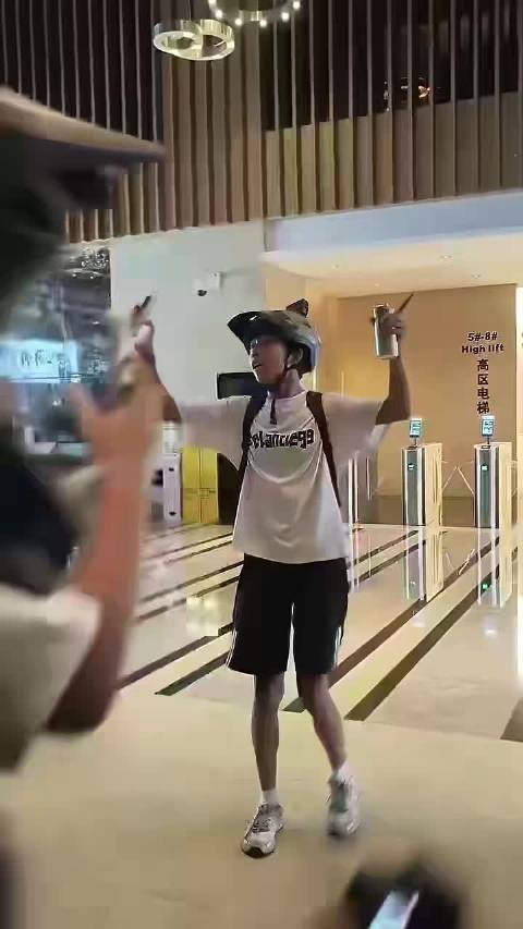 其实我们都并不知道这群男的到底咋了