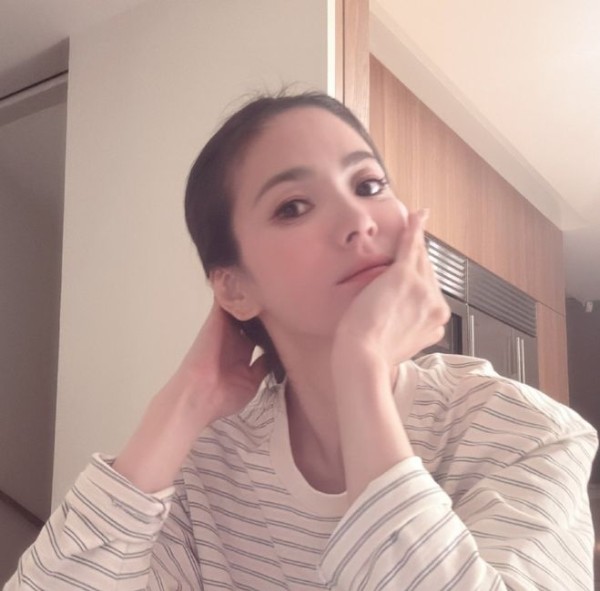 宋慧乔晒自拍照：白色条纹衫显温柔，微笑拍照心情佳！