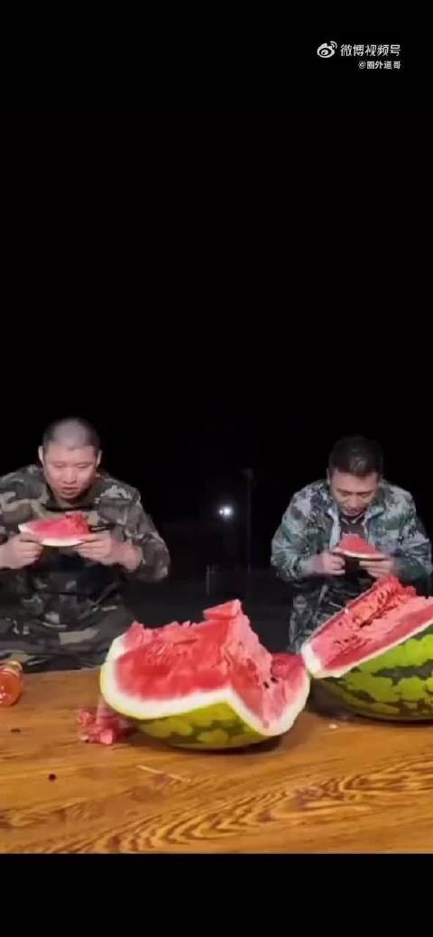 二驴大嘴唇子没白长，这吃西瓜速度太快了，旁边六扯都没反应过来！ .