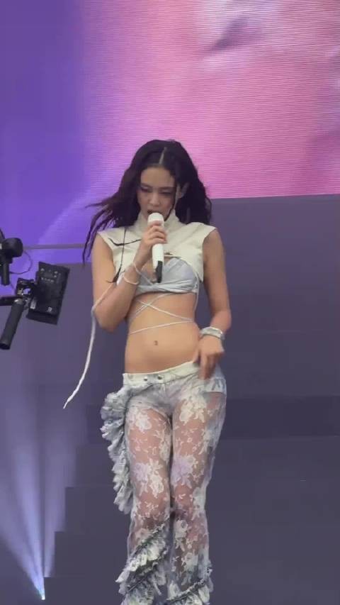 Jennie音乐节服装意外移位,下台调整后返场致歉