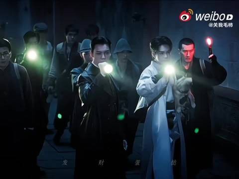 戏内是气场十足的佛爷，戏外花式安利，走到哪里就把剧集宣传带到哪里