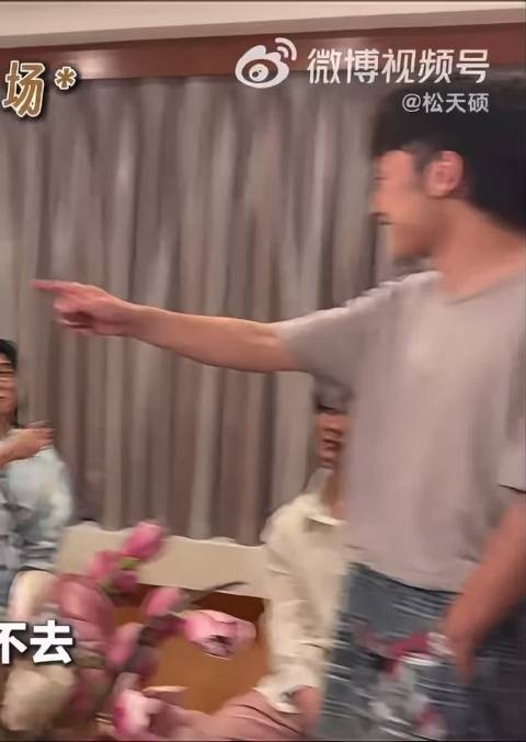 像那种结婚打圈敬酒厉害媳妇儿先指了一圈然后老公呆萌地嘬着口奶茶就跟过来了