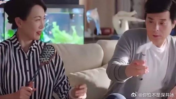 贺爸偷吃炸鸡，贺繁星回家就察觉，贺爸：忘喷空气清洗剂