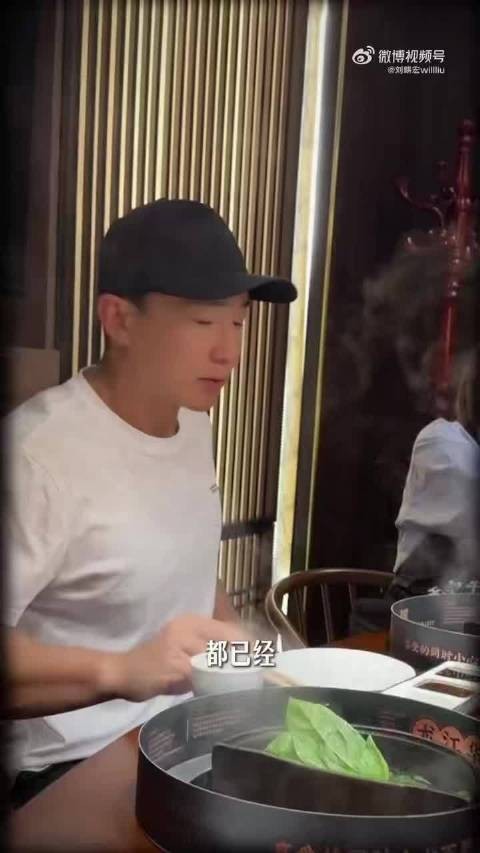 披哥浪姐惊喜碰撞,刘畊宏健身DNA时刻在线,见到唐艺昕直接拉来体验跳操