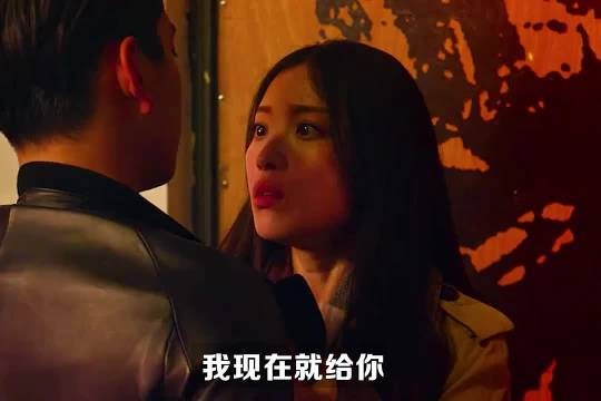 一见钟情的怦然心动是爱情来了,还记得那个爱而不得的青春吗