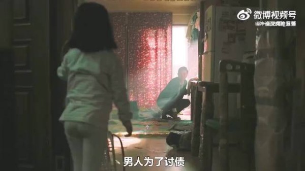 男子为了讨寨偷偷潜入女孩家里，但奇怪的是小女孩却对他视而不见