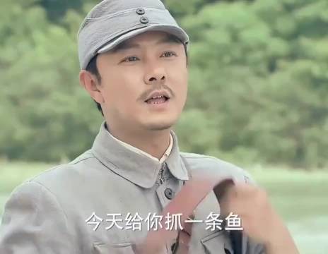 男人徒手给喜欢的人抓鱼吃，种类非常繁多！