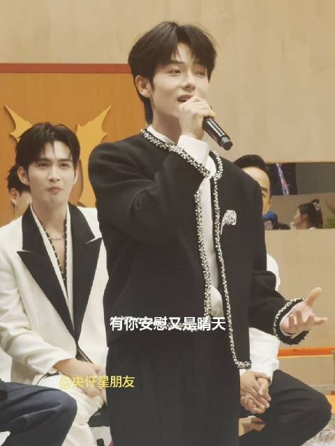 这是赛后的记者发布会吗？ @张彬彬Vin 的表情亮了 我担心他会