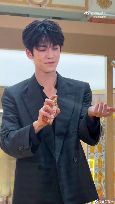 上海线下活动，张凌赫暖心配合大合影，起身手扶膝盖，愿腿伤早日完全康复