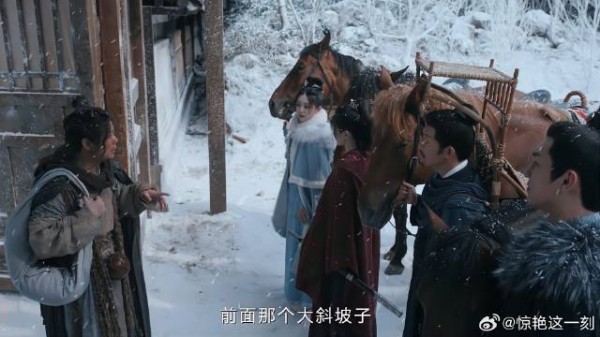 老费：客栈古怪，哪料众人一听来劲了，非得住下不可