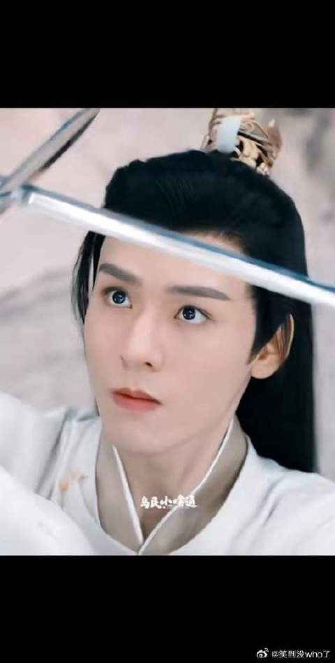 两年后，他又带着扇子和剑杀回来了