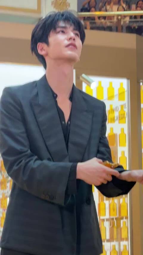 张凌赫现场演示两种喷香用法,推荐手肘脖颈留香更佳