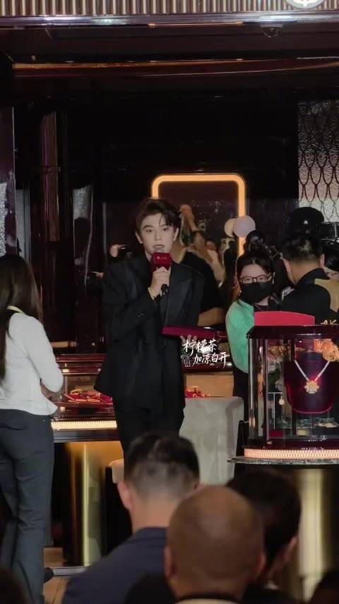 丁禹兮作为娘家人给在他演唱会上被求婚的粉丝送金项链当嫁妆