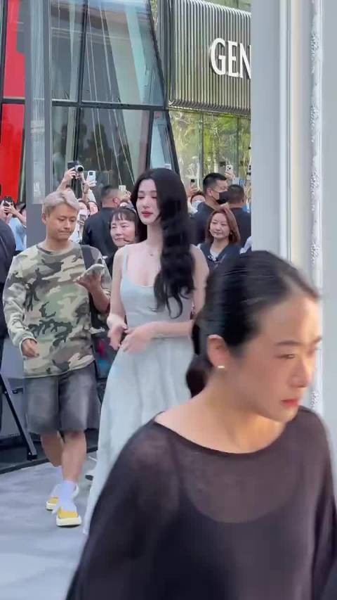 王楚然真的很美很瘦啊，一点也不壮啊，老有人嘲她壮