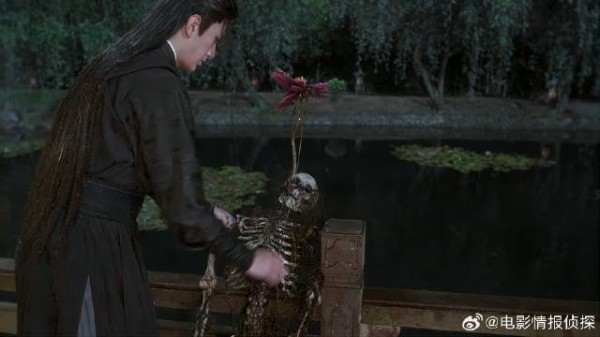 莲花全是尸体种的 阿飞在水下一看，竟是秘术尸香花冢