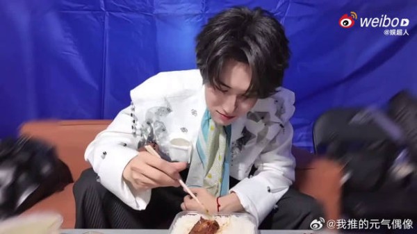 安全感拉满！干饭必备围兜，张真源把精致干饭贯彻到底