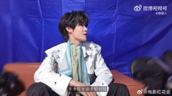 画面越看越好笑，第一眼：新造型？定睛一看原来是干饭围兜