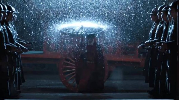 雨幕碎钻如烟花,导演借雨写权臣赵凌真心