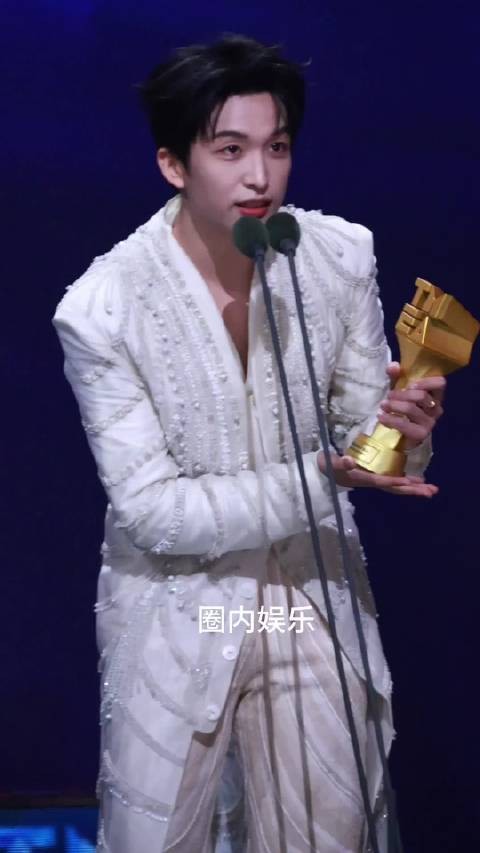 发布获奖感言 黄子弘凡给张彬彬打call还编了个小节目