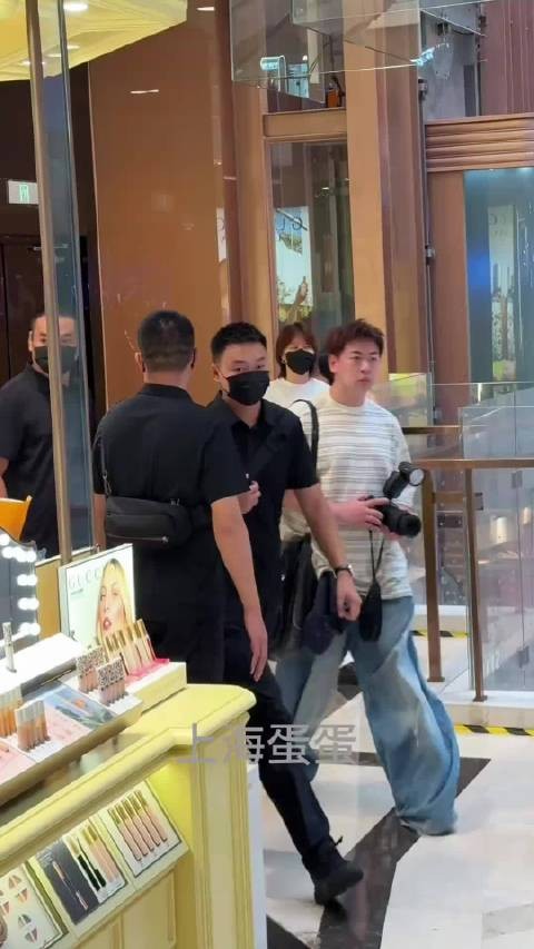杨幂现身上海活动_线下状态如何