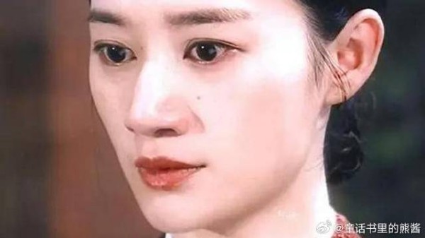 姐姐这里真的好可怜呀，躲进姐夫的怀里哭泣