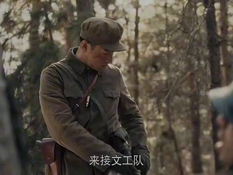 我方小队伏击敌车,识破伪装偷袭师部阴谋,战友牺牲传递情报