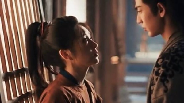 《逐玉》谢征：这一声侯爷你叫得倒是生分 曾导好会拍 谢征耸肩动情拥吻