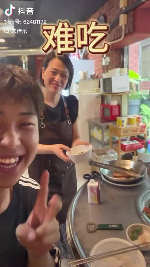 小哥哥又觉得自己在异国故意当面捉弄人很幽默了