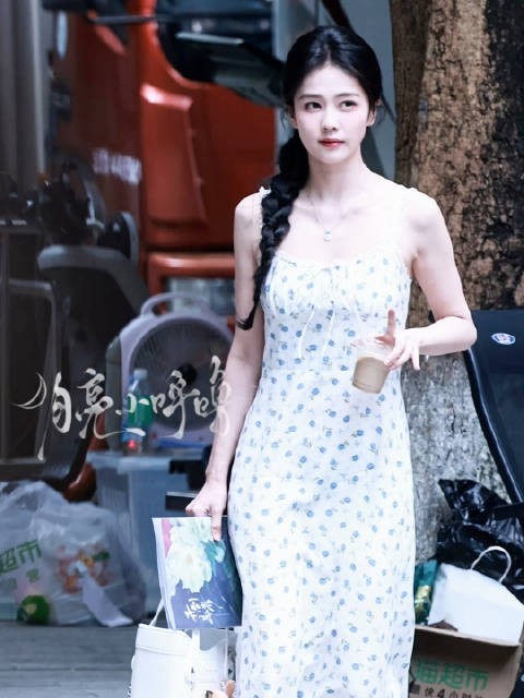 白鹿碎花裙侧编麻花辫,初恋感造型登场
