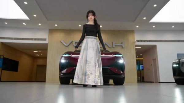 卖车表演升级，小姐姐倒立翻转一圈