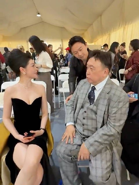 王晶导演带的黑色抹胸裙美女还吸睛